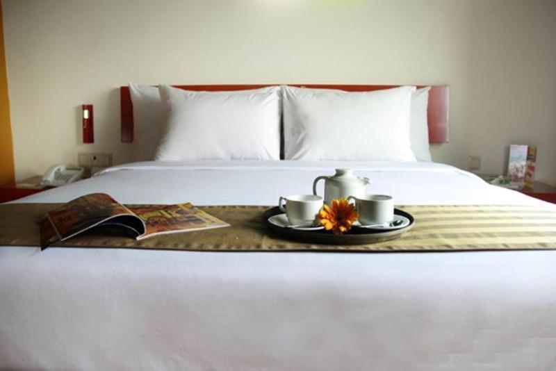 Sparks Life Jakarta, Artotel Curated Room photo